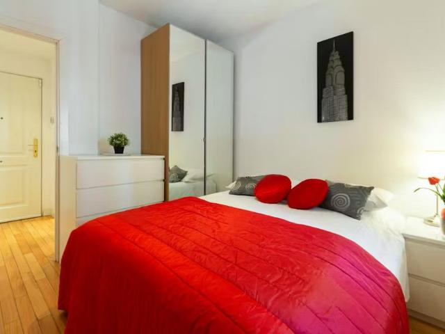 Calle de Doña Urraca, Madrid, Community of Madrid 28011