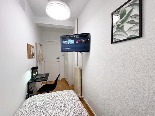 Calle de Elfo, Madrid, Community of Madrid 28027