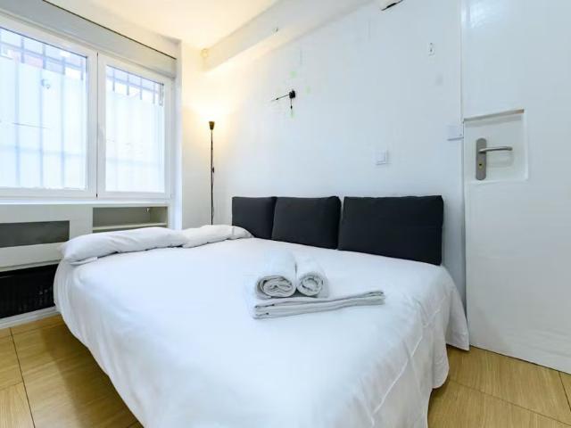 Calle de Esteban Mora, Madrid, Community of Madrid 28027