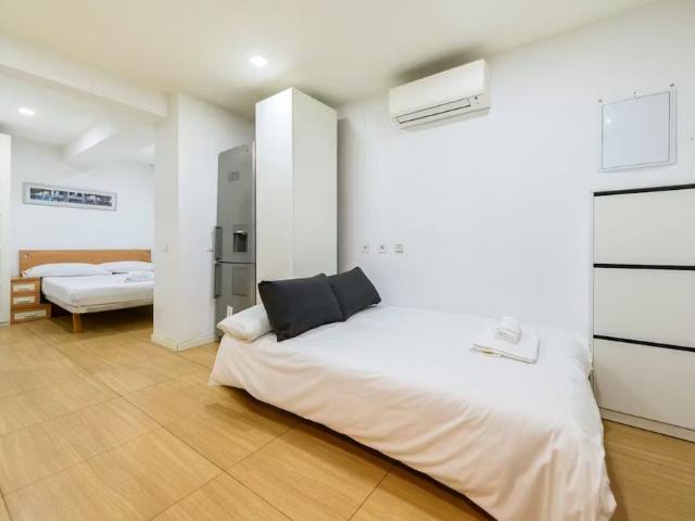Calle de Esteban Mora, Madrid, Community of Madrid 28027