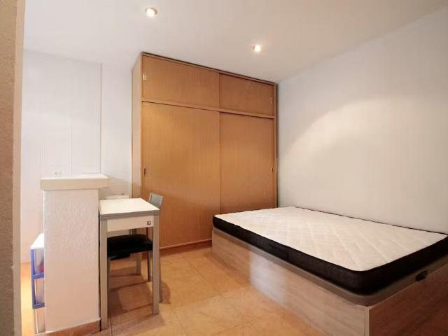 Calle de Garcilaso, Madrid, Community of Madrid 28010