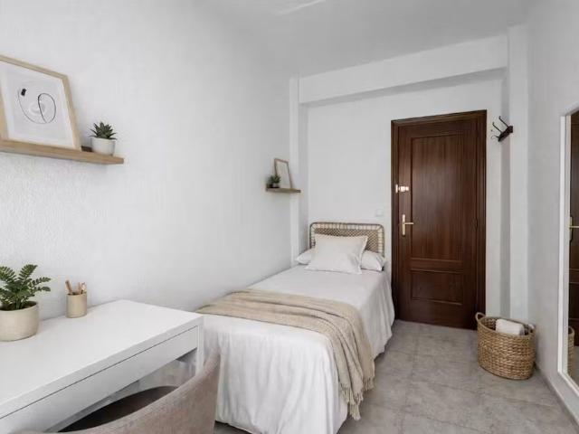 Calle de Juan Duque, Madrid, Community of Madrid 28005