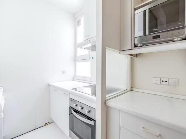 Calle de la Castellana, Madrid, Community of Madrid 28032
