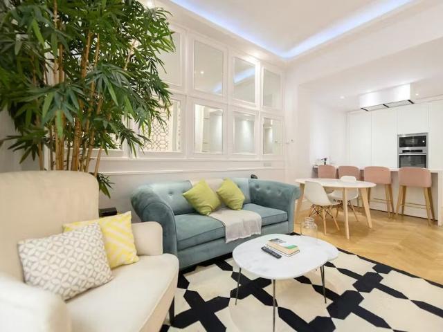 Calle de la Reina, Madrid, Community of Madrid 28004