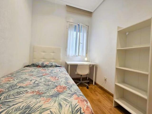 Calle de la Reina, Madrid, Community of Madrid 28004