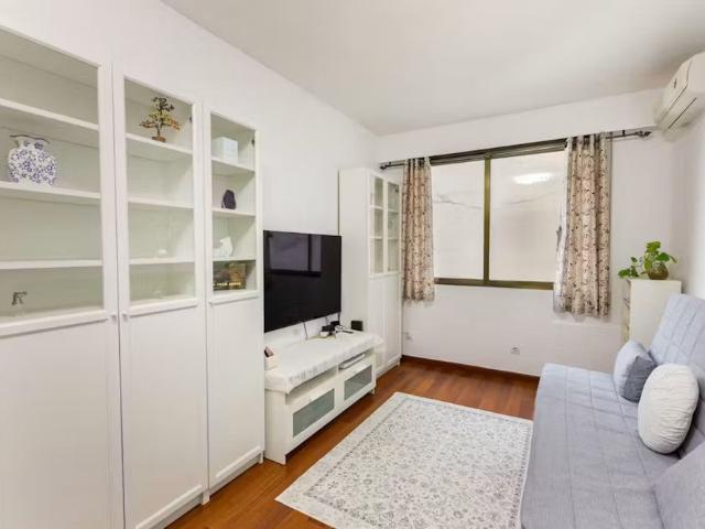 Calle de la Reina, Madrid, Community of Madrid 28004