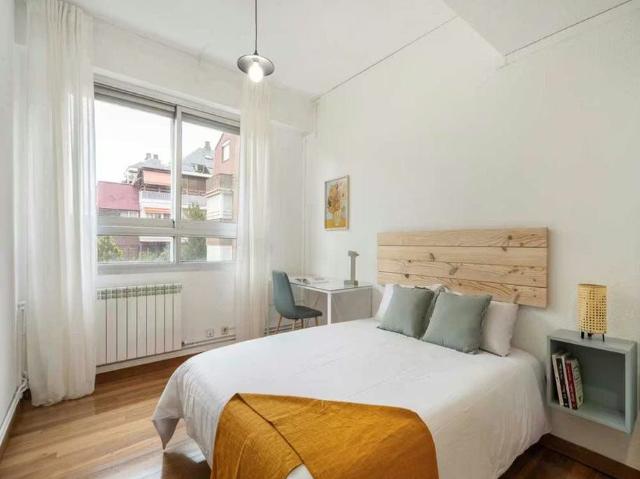 Calle de Mesena, Madrid, Community of Madrid 28033