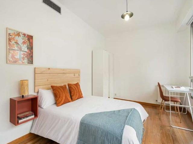 Calle de Mesena, Madrid, Community of Madrid 28033