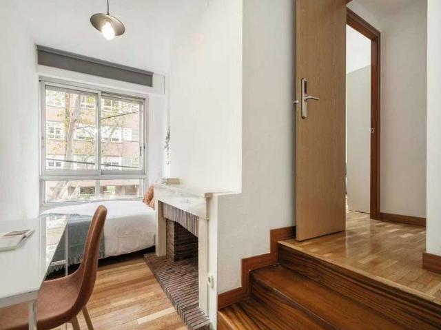 Calle de Mesena, Madrid, Community of Madrid 28033