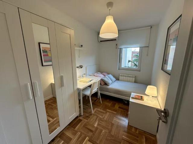Calle de Navalmoral de la Mata, Madrid, Community of Madrid 28044