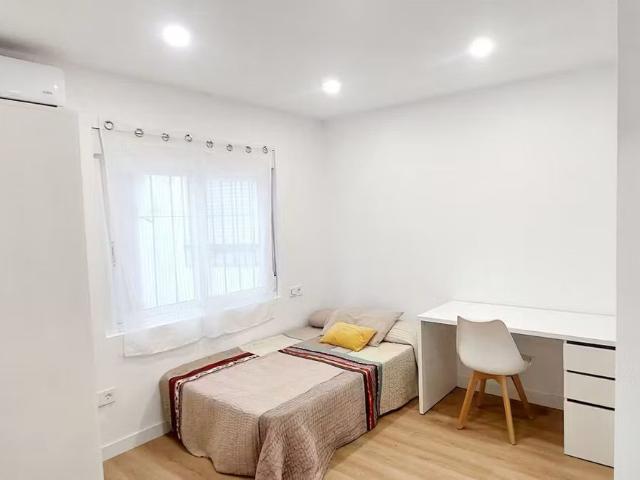 Calle de Ofelia Nieto, Madrid, Community of Madrid 28039
