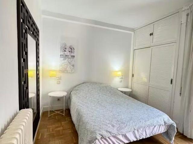 Calle de Puentelarra, Madrid, Community of Madrid 28031