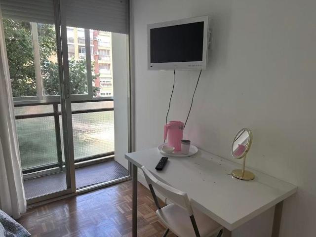 Calle de Puentelarra, Madrid, Community of Madrid 28031