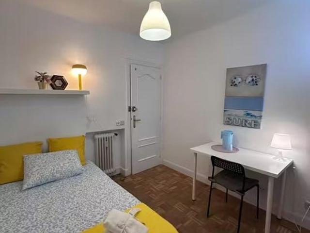 Calle de Puentelarra, Madrid, Community of Madrid 28031