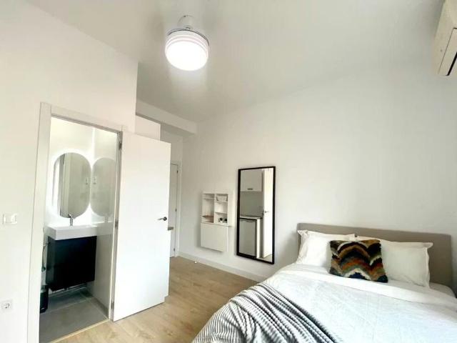 Calle de Redondilla, Madrid, Community of Madrid 28005