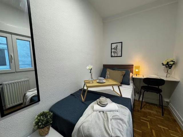 Calle de Sambara, Madrid, Community of Madrid 28027