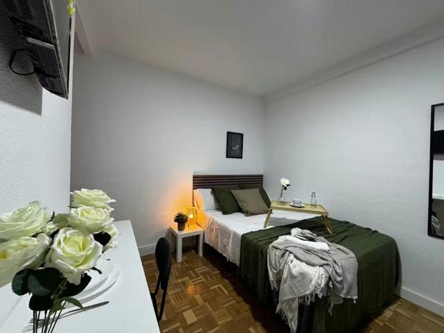 Calle de Sambara, Madrid, Community of Madrid 28027