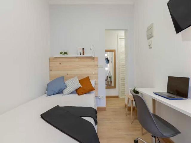 Calle de San Lorenzo, Madrid, Community of Madrid 28004