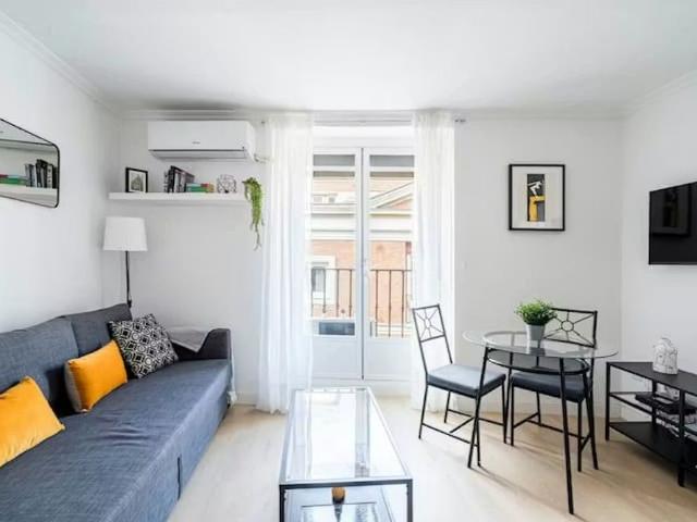 Calle de San Mateo, Madrid, Community of Madrid 28004