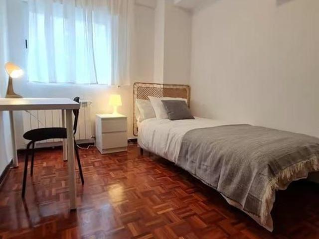 Calle de Somontín, Madrid, Community of Madrid 28033