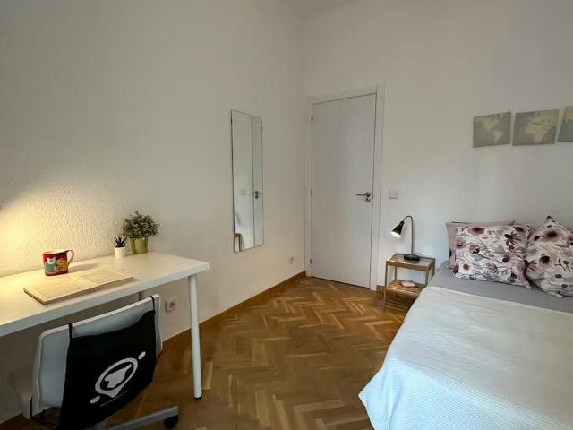 Calle del Doctor Esquerdo, Madrid, Community of Madrid 28028