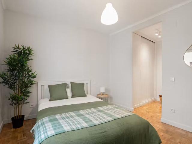 Calle del Duque de Sevilla, Madrid, Community of Madrid 28002