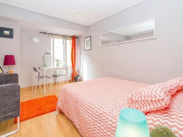 Calle Oriente, Valencia, Valencian Community 46006