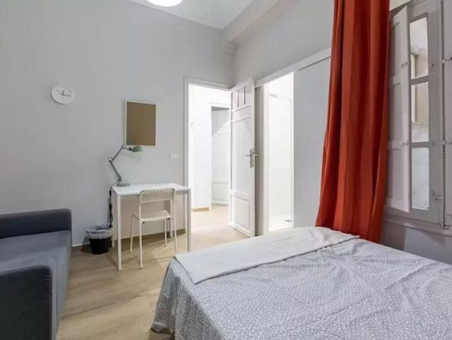 Calle Pintor Benedito, Valencia, Valencian Community 46007