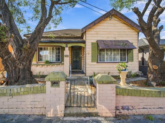 Calling all tradies huge workshop & parking! Renovate or replace