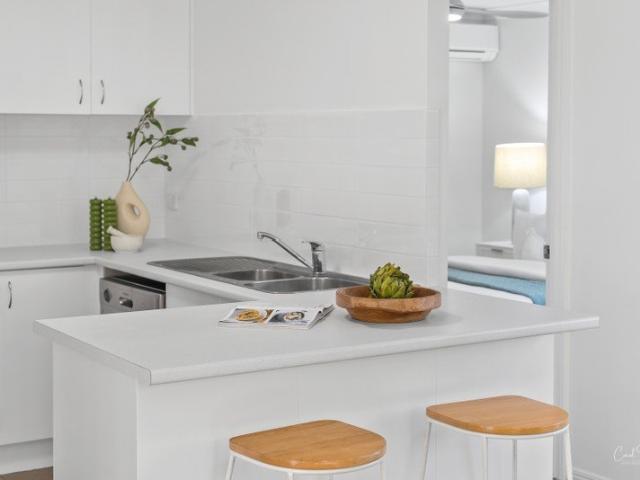 CALLING ALL DOWNSIZERS! Lowset Living, Fresh Updates & a Lifestyle You'll Love