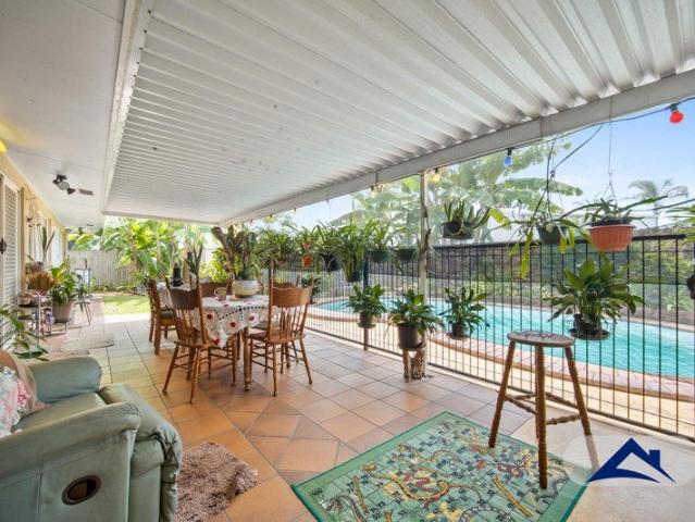 CALLING ALL GREEN THUMBS STUNNING 5 BEDROOM FAMILY HOME