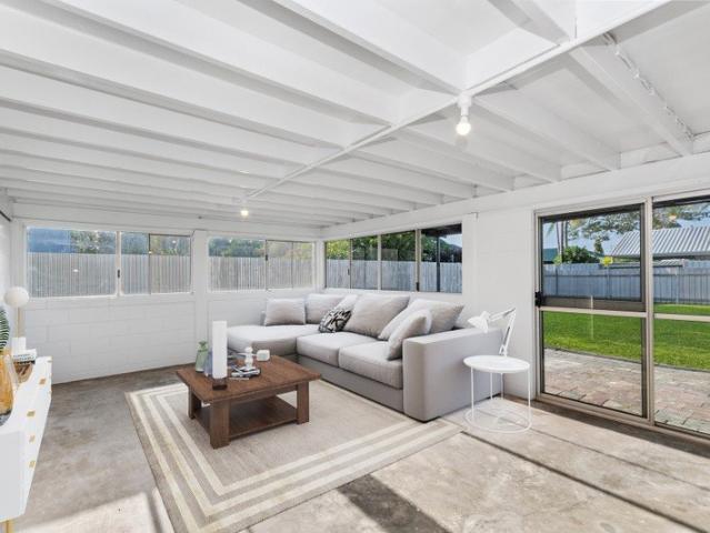 Calling all large families or a working from home tradesman. Generous 809sqm block 7mins to Townsville city center