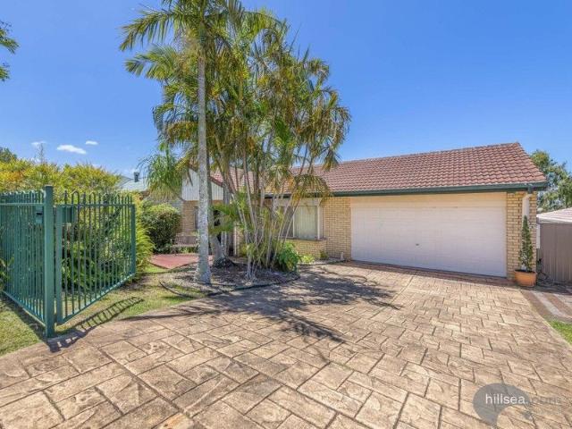 GREAT FAMILY HOME ON LARGE BLOCK 800m2