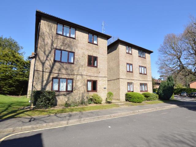 Calluna Court, Woking GU22, 2 bed flat to rent, £1,500 pcm | PrimeLocation