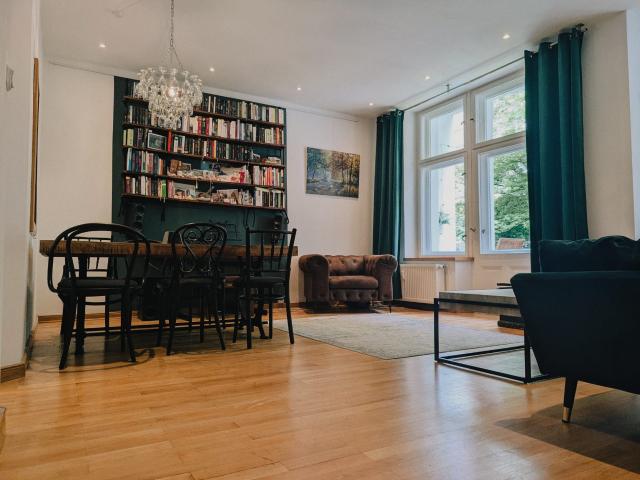 Calm Altbau Suite with Garden and 3 Double Beds near Ku'damm