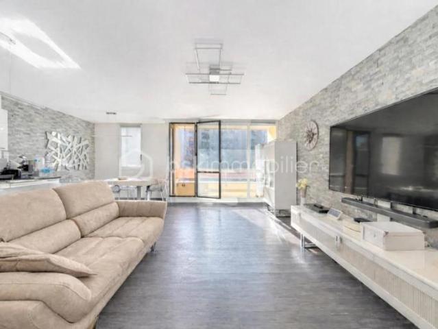 Calme, verdure, grand appartement ensoleillé, avec Balcon