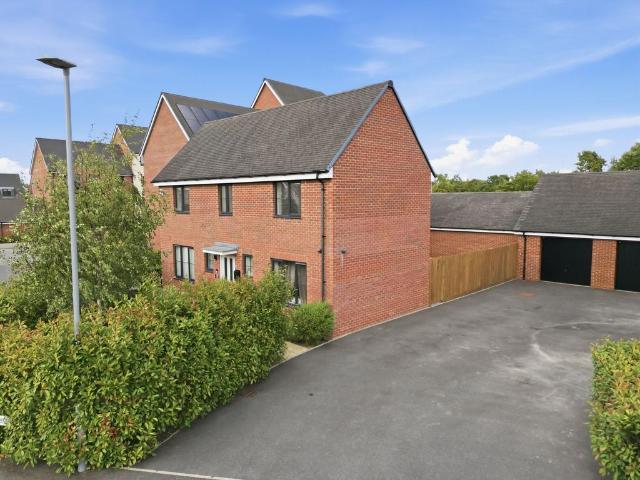 Calshot Drive, Milton Keynes MK4 4 bed detached house to rent £3,500 pcm £808 pw