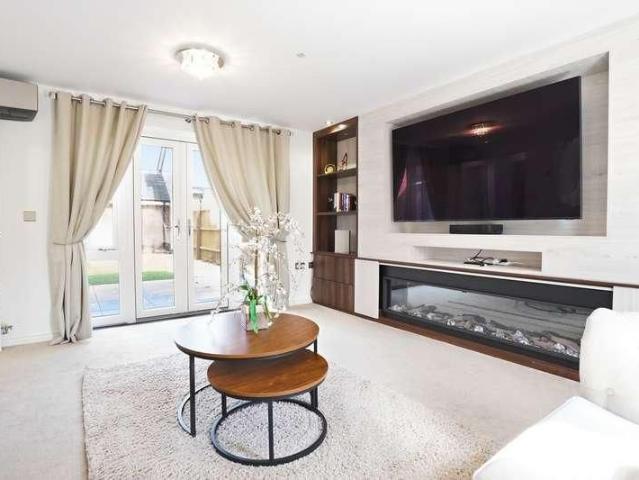 Calshot Drive, Kingsmead, MK4