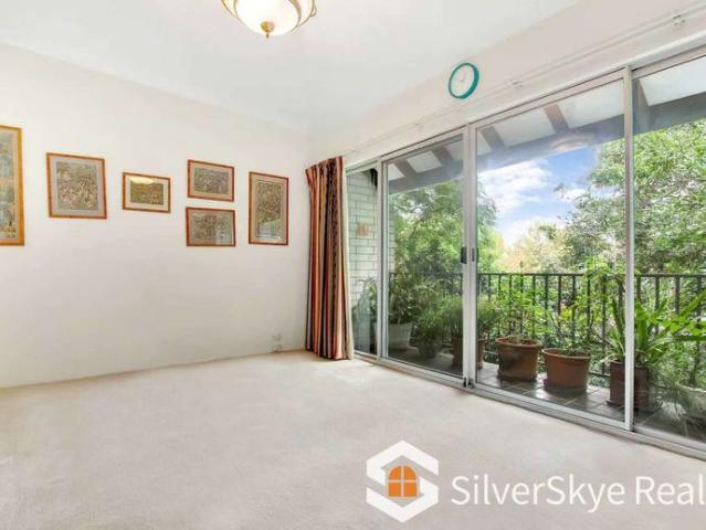 Captivating Three Bedroom Townhouse in a Vibrant Urban Setting