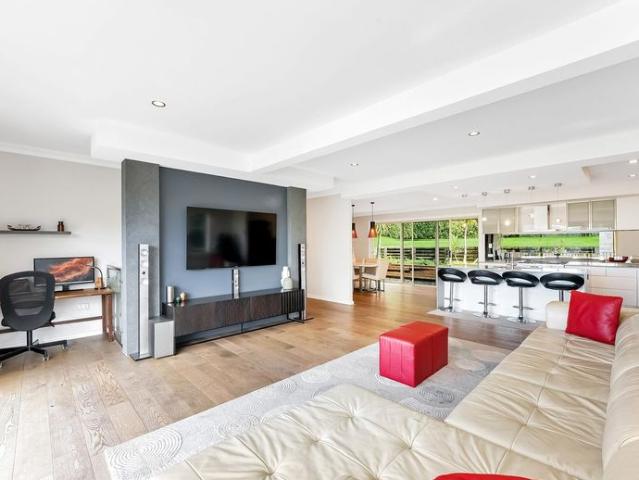 Captivating Views & Fresh Coastal Living in this stunning family home with separate accommodation!