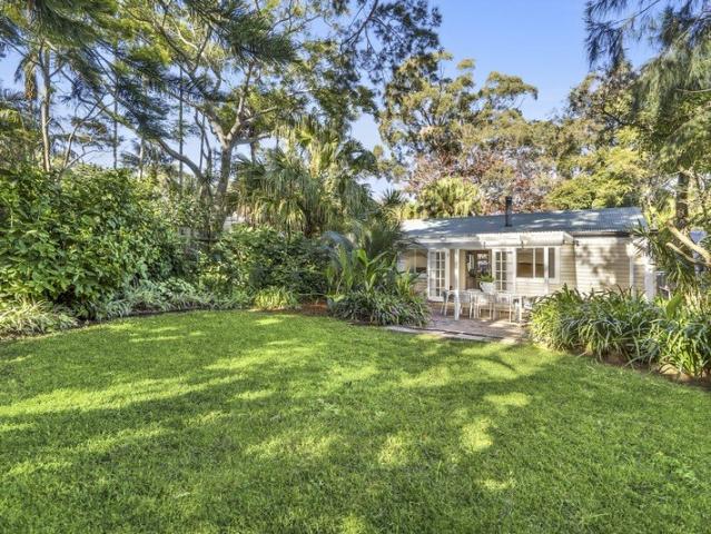 Captivating beachside cottage, walk to everywhere setting