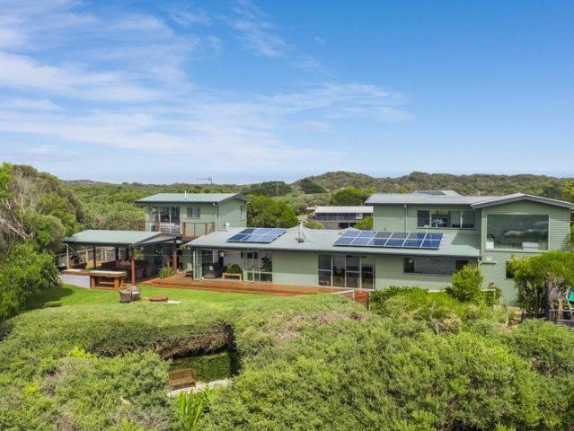 CAPTIVATING COASTAL ESCAPE