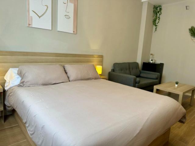 Captivating Double Bedroom close to University General Hospital Dr. Balmis