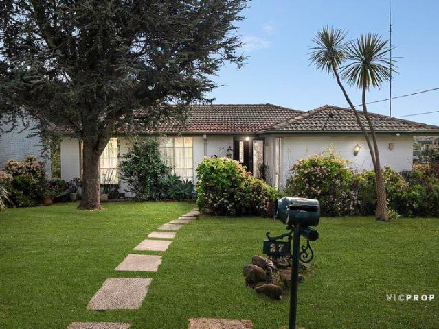 Captivating Family Haven in a Peaceful Pocket