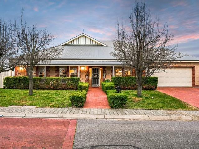 Captivating Family Living on Carpentaria Way!