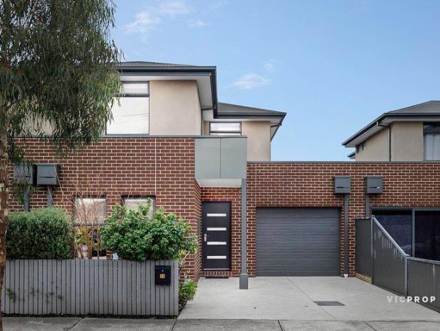 Captivating Family Luxury in Prime Position
