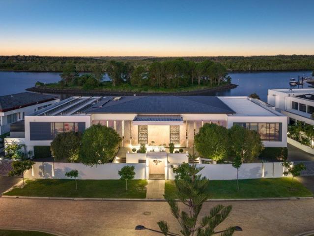 Captivating Masterclass in Contemporary Waterfront Luxury!