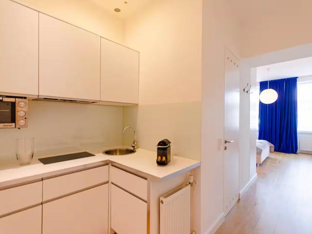 Captivating Studio at a Top Location | Queen Bed
