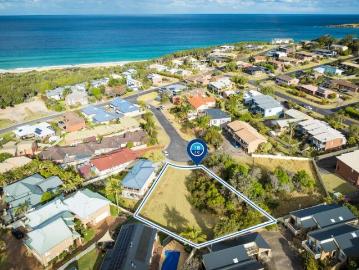 CAPTURES THE ESSENCE OF COASTAL LIVING PRIME DEVELOPMENT SITE!