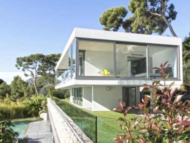 CAP D AIL, MAGNIFIQUE VILLA CONTEMPORAINE AVEC VUE MER
